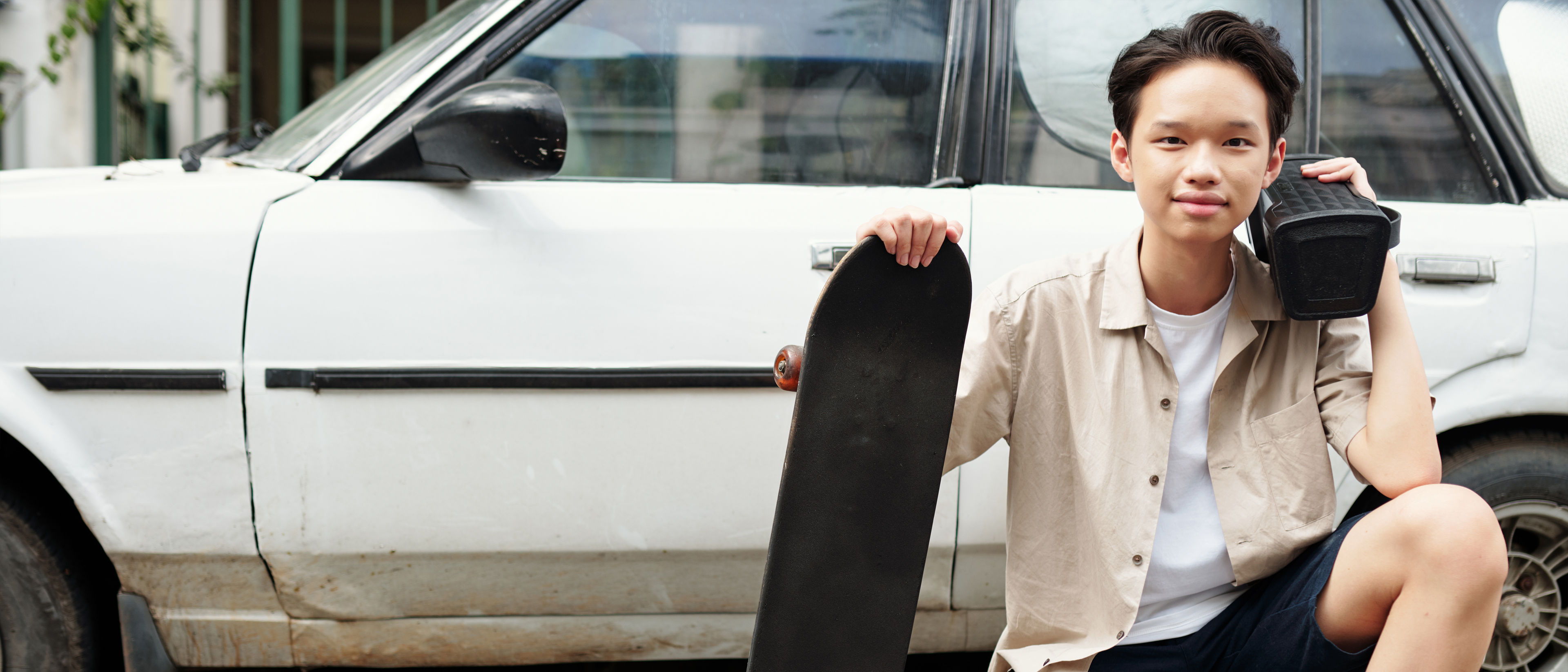 Batang lalaki na may skate board