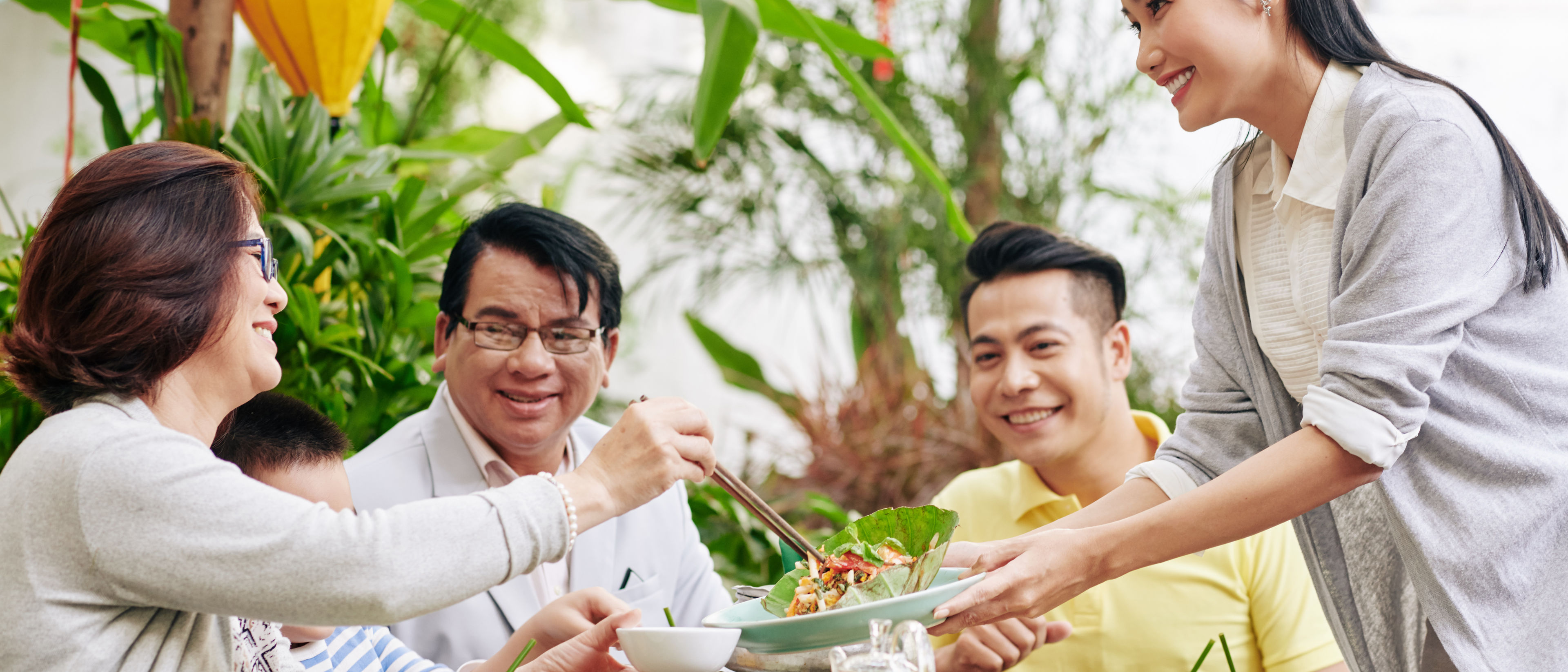 Babaeng nag aalok ng salad sa mga bisita